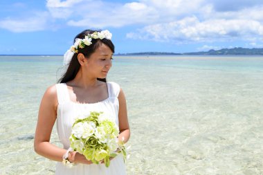 Kumsalda güzel bir gelin.