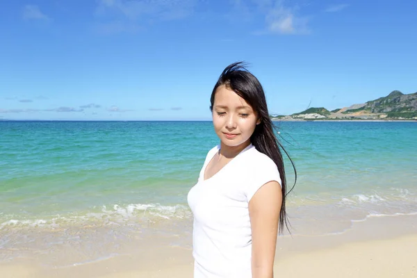 Kobieta Która Relaksuje Się Plaży — Zdjęcie stockowe