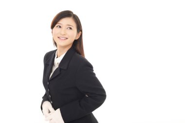 Gülümseyen güzel genç kadın.