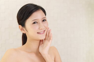 Yüzüne bakan kadın.