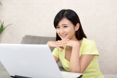 Dizüstü bilgisayar hoşlanan kadın