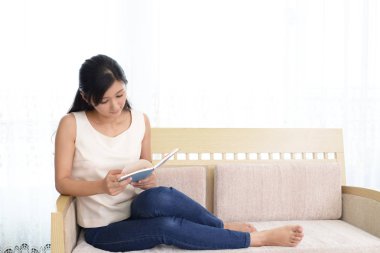 Kitap okuyan bir kadın.