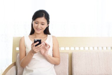 akıllı telefon arayan kadın