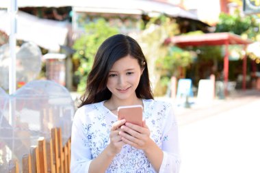 akıllı telefon arayan kadın