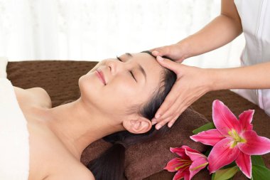 spa salonda kadın masaj koltuğu alır.