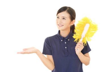 Beyaz arka plan üzerinde gülümseyen kadın hademe