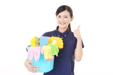 Beyaz arka plan üzerinde gülümseyen kadın hademe