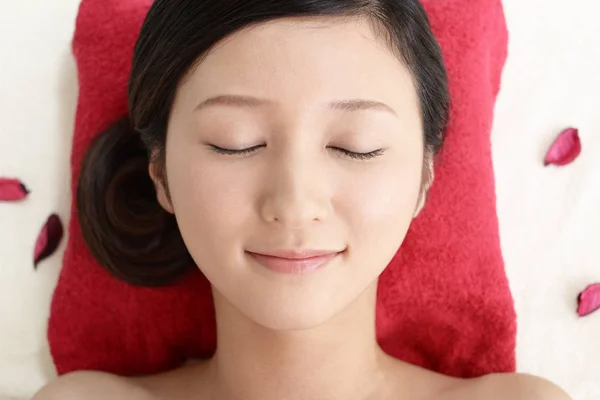 Woman Relaxing Spa Salon — Stock Photo, Image