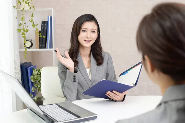 Due Donne Affari Ufficio Che Lavorano — Foto Stock