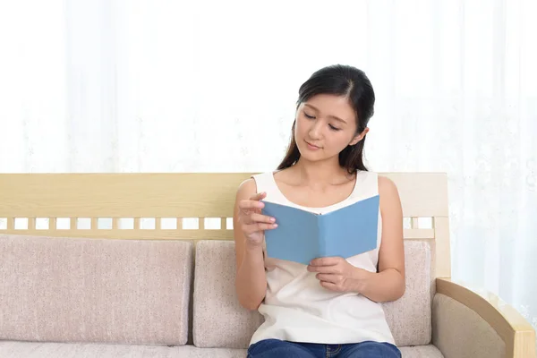 Mulher Lendo Livro — Fotografia de Stock