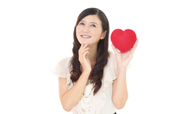 Leende Kvinna Anläggning Rött Hjärta Love Symbol — Stockfoto