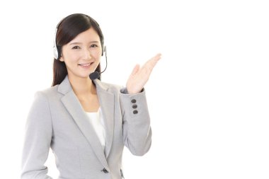 gülümseyen çağrı merkezi operatörü