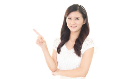 Kadın parmağıyla işaret ediyor.