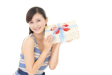 bir hediye ile gülümseyen kadın