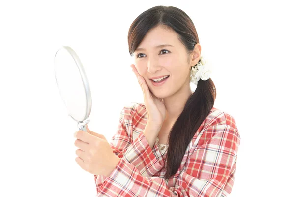 Mujer Mirándose Espejo Mano — Foto de Stock