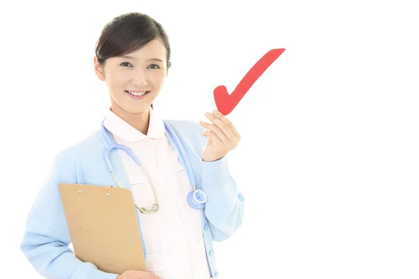 Enfermera Sonriente Con Una Marca Verificación — Foto de Stock
