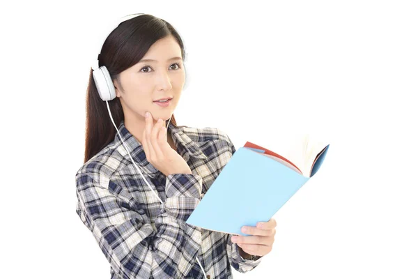 Mujer Escuchando Música —  Fotos de Stock