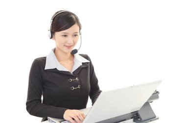 gülümseyen çağrı merkezi operatörü