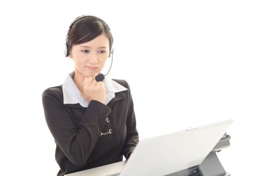 Asya çağrı merkezi operatörü yorgun ve stresli hissediyor