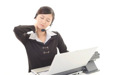 Omuz ağrısı olan yorgun çağrı merkezi operatörü