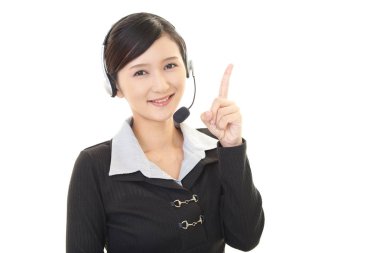 gülümseyen çağrı merkezi operatörü 