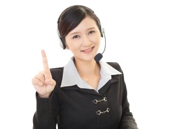 gülümseyen çağrı merkezi operatörü 