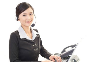 gülümseyen çağrı merkezi operatörü