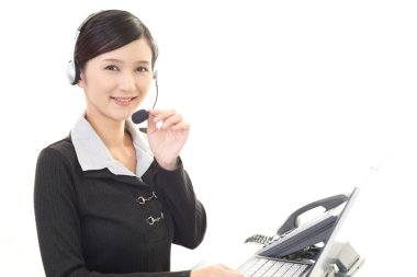 gülümseyen çağrı merkezi operatörü