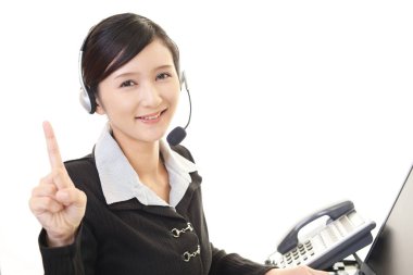 gülümseyen çağrı merkezi operatörü