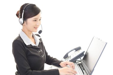 gülümseyen çağrı merkezi operatörü