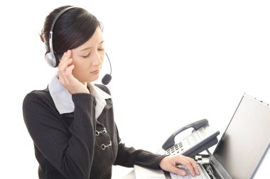 Bir baş ağrısı vardır yorgun çağrı merkezi operatörü