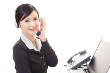 gülümseyen çağrı merkezi operatörü