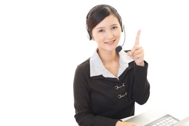 gülümseyen çağrı merkezi operatörü