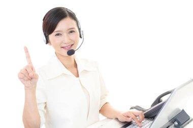 gülümseyen çağrı merkezi operatörü