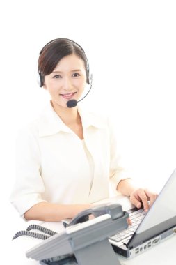 gülümseyen çağrı merkezi operatörü