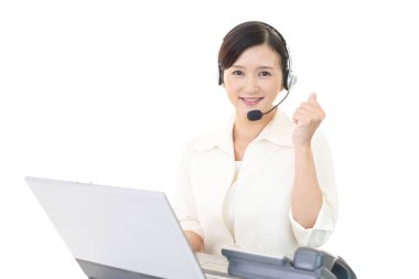 gülümseyen çağrı merkezi operatörü