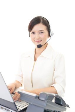 gülümseyen çağrı merkezi operatörü