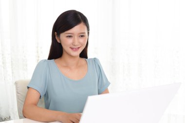 Dizüstü bilgisayar hoşlanan kadın