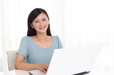 Dizüstü bilgisayar hoşlanan kadın