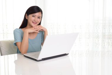 Dizüstü bilgisayar hoşlanan kadın