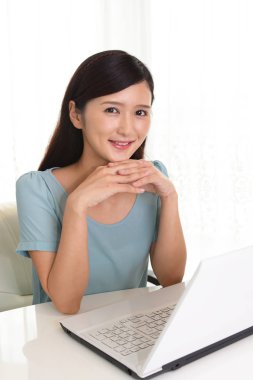 Dizüstü bilgisayar hoşlanan kadın