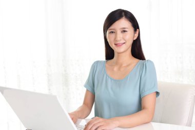 Dizüstü bilgisayar hoşlanan kadın