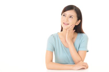 Beyaz arka plan üzerinde izole rahat genç kadın