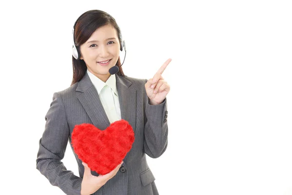 Operador Call Center Sorridente Com Coração Vermelho — Fotografia de Stock