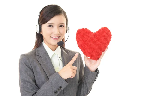 Operador Call Center Sorridente Com Coração Vermelho — Fotografia de Stock