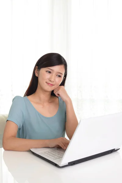 Woman Who Enjoy Laptop Computer — Stock Photo, Image