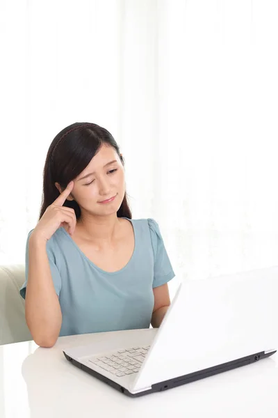 Portrait Woman Looking Uneasy — Stock Photo, Image