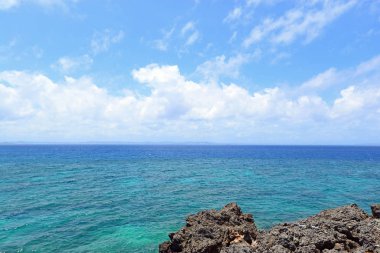 Yaz gökyüzü ve deniz Okinawa