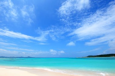 Yaz gökyüzü ve Okinawa 'nın güzel plajı