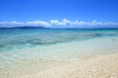 Yaz gökyüzü ve Okinawa 'nın güzel plajı